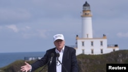 Donald Trump visita dos campos de golf de su propiedad en Escocia. 
