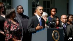 바락 오바마 미국 대통령이 1일 백악관에서 건강보험개혁 지지자들과 함께 기자회견을 가졌다. 오바마 대통령은 연방정부 폐쇄와 관련해 건강보험개혁에 반대하는 공화당 하원의원들을 비난했다.