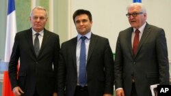 From left, French Foreign Minister Jean-Marc Ayrault, Ukrainian Foreign Minister Pavlo Klimkin and German Foreign Minister Frank-Walter Steinmeier pose for a photo after their news conference in Kyiv, Ukraine, Feb. 23 2016. 
