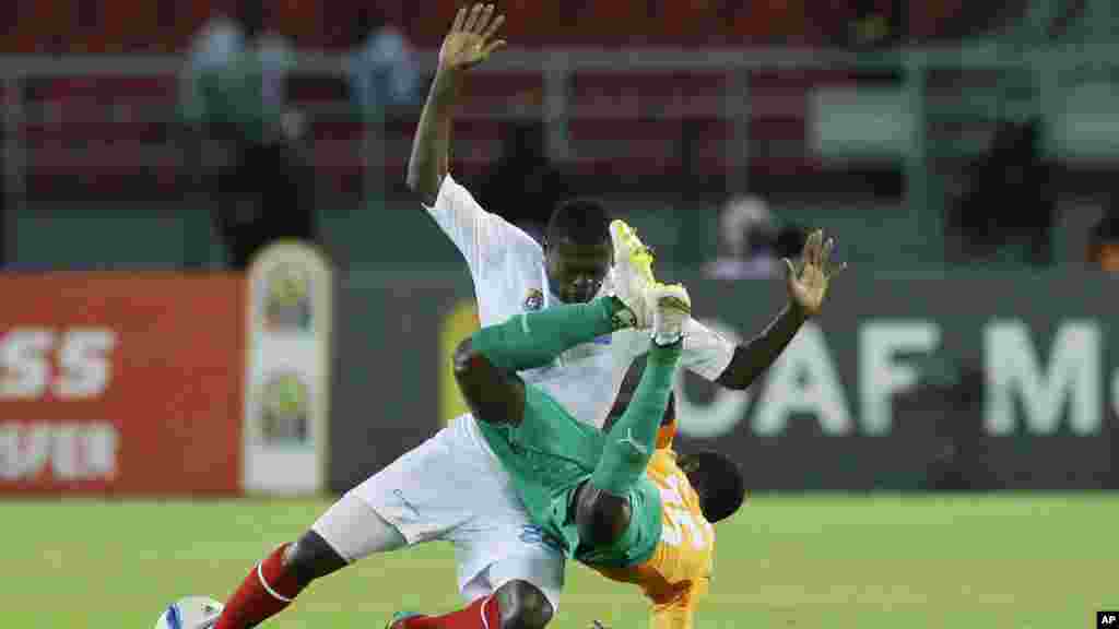 Chancel Mbemba dela RDD, à gauche, aux prises avec Max Gradel de la Cote d&#39;Ivoire lors du match demi-finale de la CAN 2015 à Bata, mercredi 4 février 2015.