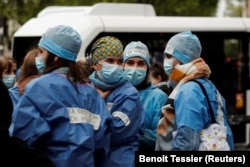 Perawat Unit Perawatan Intensif (ICU) yang mogok, berkumpul di depan Kementerian Kesehatan Perancis di Paris, menuntut pengakuan yang lebih baik atas pekerjaan dan kenaikan gaji mereka di tengah wabah COVID-19 di Perancis, 11 Mei 2021. (Foto: : REUTERS/Ben