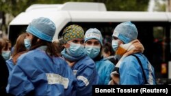 Perawat Unit Perawatan Intensif (ICU) yang mogok berkumpul di depan Kementerian Kesehatan Prancis di Paris, menuntut pengakuan yang lebih baik atas pekerjaan dan kenaikan gaji mereka di tengah wabah COVID-19 di erancis, 11 Mei 2021. (Foto: : REUTERS/Ben