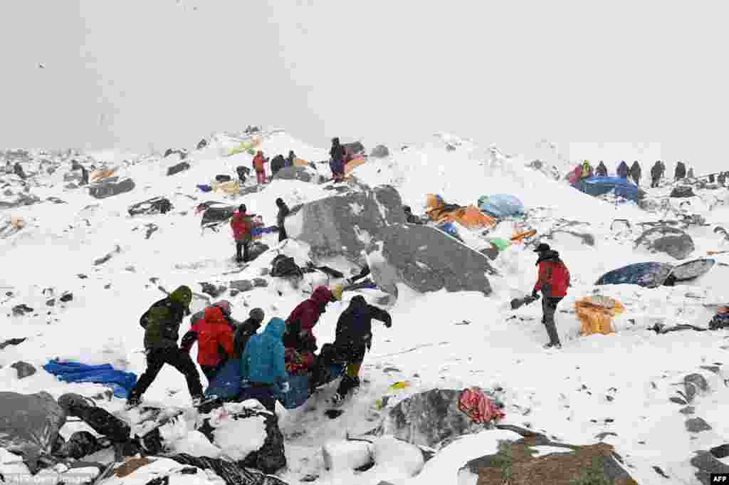 Montanhistas no Monte Evereste após o terramoto de magnitude 7.8 na escala de Richter, que atingiu o Nepal no Sábado dia 25 de Abril
