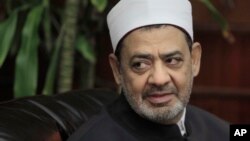 Le grand imam d'Al-Azhar, prestigieuse institution de l'islam sunnite, Ahmed Al-Tayeb, lors d'un entretien au Caire, Egypte, 8 août 2011. 