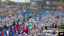 Supporters of Cambodian People's Party gather for their last campaign for the July 29 general election, in Phnom Penh, Cambodia, Friday, July 27, 2018. 