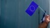 Arhiva, ilustracija: Zastava EU u rukama postalice "Puls Evrope", u Berlinu, 15. maja 2017. (Foto: AFP, Tobias Švarc)