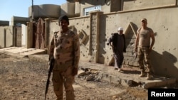 22일 이라크 정부군이 ISIL로부터 탈환한 모술 남동부 마을에서 경계 근무를 서고 있다. 