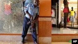 ماموران پلیس در مرکز خرید محل حمله در نایروبی