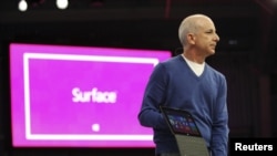 Pimpinan Perusahaan Windows dan Divisi WIndows Live, Steven Sinofsky mempresentasikan komputer tablet Surface di Los Angeles, California (18/6).