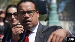 ທ່ານ Keith Ellison ຜູ້ແທນຈາກລັດ Minnesota ສັງກັດພັກເດໂມແຄຣັດ ກ່າວຖະແຫລງ ໃນລະຫວ່າງ ກອງປະຊຸມຖະແຫລງຂ່າວ ຕໍ່ໜ້າສານສູງສຸດ ໃນນະຄອນຫຼວງວໍຊິງຕັນ, ວັນທີ 13 ເມສາ 2016.