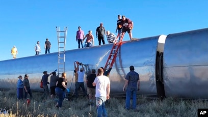 Orang-orang bekerja di lokasi kereta Amtrak tergelincir 25 September 2021, di utara-tengah Montana.(Foto: AP)