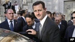 Bachar al-Assad entre dans sa voiture à Damas, le 12 octobre 2012.