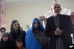 ປະທານາທິບໍດີ ອັຟການິສຖານ ທ່ານ Ashraf Ghani, ຂວາ, ພົບປະກັບ ນາງ Shartat Gulla ຜູ້ທີ່ມີແກ່ນຕາສີຂຽວ ຊຶ່ງເຄີຍເປັນຜູ້ມີຊື່ສຽງ ຍ້ອນເປັນປົກໃຫ້ໜ້າວາລະສານ National Geographic "Afghan Girl" ຢູ່ທີ່ທຳນຽບປະທານາທິບໍດີ ໃນນະຄອນຫຼວງ Kabul ຂອງ Afghanistan, ວັນທີ 9 ພະຈິກ 2016.