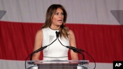 La primera dama de EE.UU., Melania Trump, habla en el armuerzo Mujeres de Distinción de la Universidad Atlantic de Palm Beach, Florida. Feb. 19 de 2020. Foto: AP.