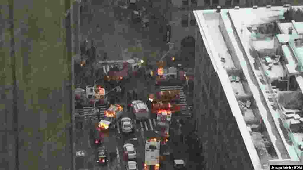 Les pompiers, les ambulanciers et la police sont arrivés sur les lieux où une grue s&rsquo;est effondrée, causant au moins un mort et trois blessés à New York City. (Jacques Aristide/VOA New York)