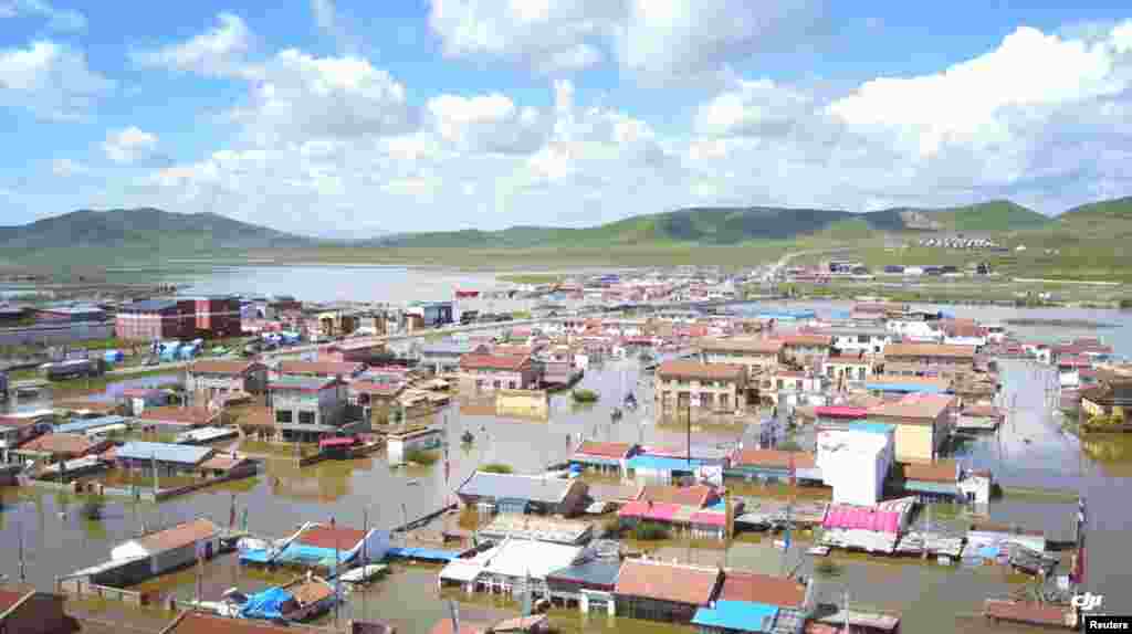 2018年7月13日，中国四川省若尔盖县的一个被水淹没的村庄，这张照片取自2018年7月14日社交媒体上的视频。