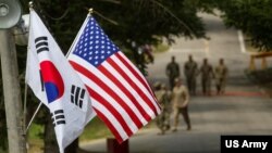 Quốc kỳ Hàn Quốc và Hoa Kỳ.