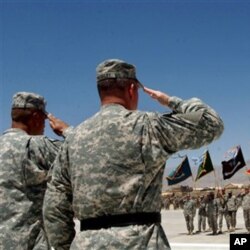 Lever de drapeau à la base américaine de Bagram, au nord de Kaboul