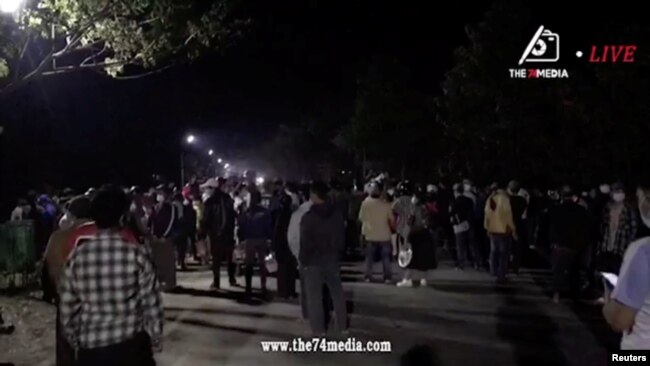 Người Myamar biểu tình trên đường phố tối 14/2.