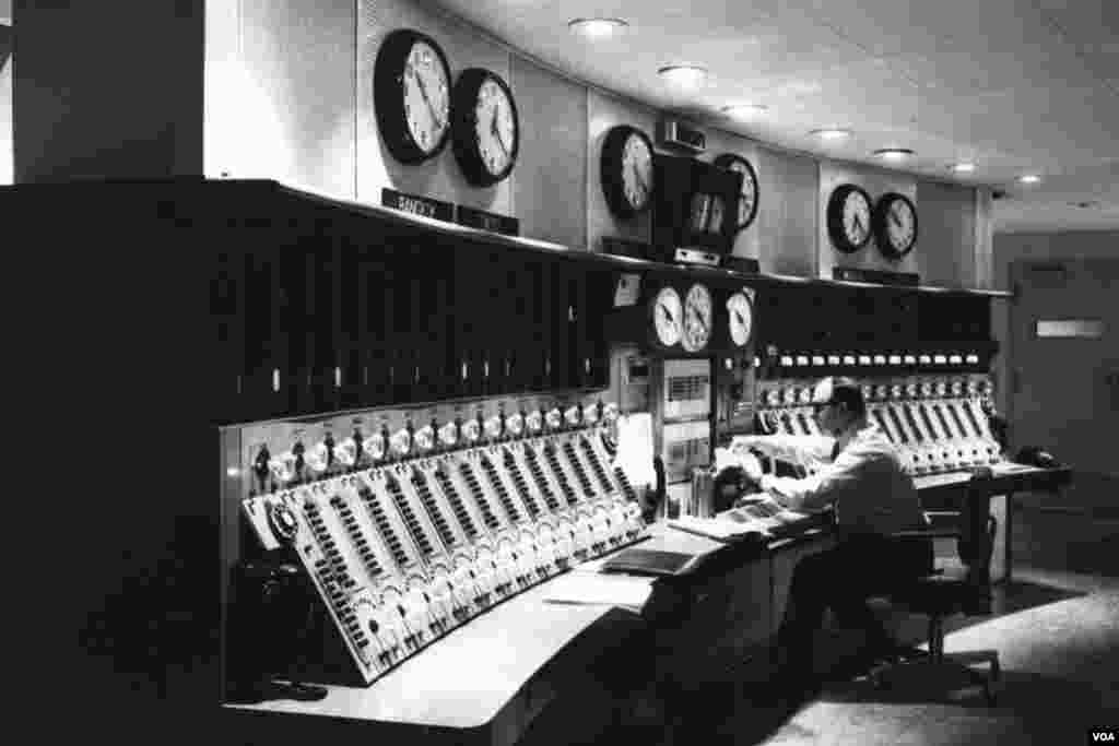 An early shot of VOA's master control room.