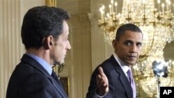 Ο αμερικανός Πρόεδρος Μπαράκ Ομπάμα και ο γάλλος ομόλογος του Νικολά Σαρκοζί