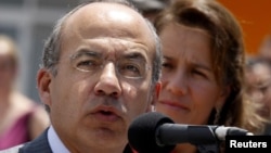 El presidente Felipe Calderón dijo que la expropiación de Repsol-YPF, en Argentina, es irresponsable.