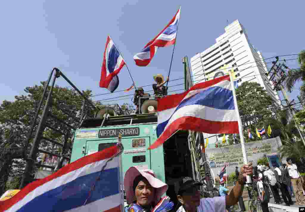 Manifestantes bloqueiam o portão principal do Ministério dos Recursos Naturais, Banguecoque, Jan. 21, 2014. 