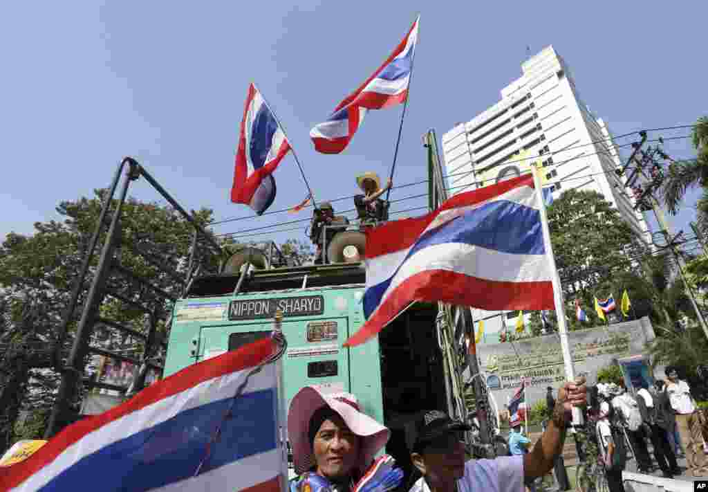 Anti-government protesters block the main gate of the Ministry of Natural Resources during a rally in Bangkok, Jan. 21, 2014.