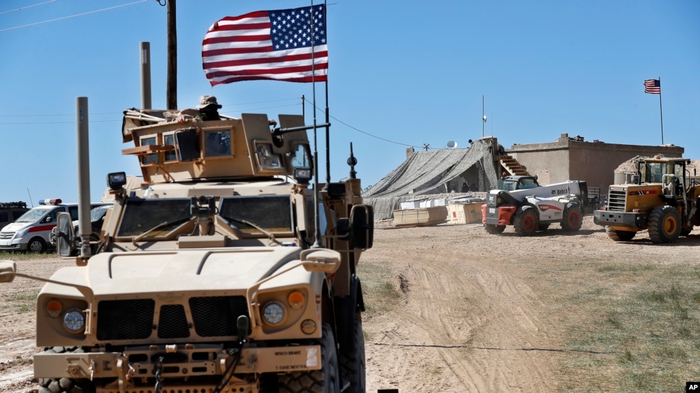 El presidente Donald Trump anunció en diciembre de 2018 la decisión de retirar 2.000 soldados estadounidenses que se habían desplegado en Siria en apoyo de las Fuerzas Democráticas Sirias (SDF).
