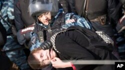 Задержание протестующего на несанкционированной акции против коррупции на Пушкинской площади Москва, 26 марта 2017 года 