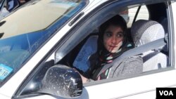 شمار رانندگان زن در هرات افزایش یافته است. (عکس از خلیل نورزایی/صدای امریکا)