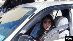 Perempuan mengemudikan mobil sendiri adalah pemandangan yang biasa terlihat di Herat, Afghanistan (foto: ilustrasi). 