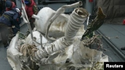 Uzaya uydu götürdükten sonra düşen Kuzey Kore füzesinin Güney Kore donanması tarafından bulunan parçaları