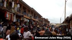 Une route à l'intérieur du marché mokolo sert plutôt d'étalages pour les vendeurs ambulants, à Yaoundé, le 5 août 2017. (VOA/Emmanuel Jules Ntap)