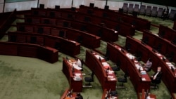 香港立法会民主派议员集体辞职后，立法会里民主派议员的席位空荡荡。（2020年11月12日）