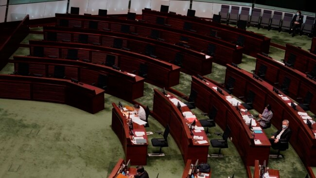 香港立法会民主派议员集团辞职后，立法会里民主派议员的席位空荡荡。（2020年11月12日）
