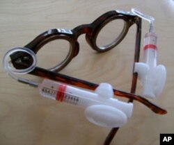 After setting the prescription for each lens, the wearer can remove the syringes.