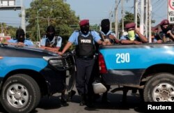   Police blocks the entrance of the Catholic Church Divina Misericordia in Managua, Nicaragua, July 14, 2018. REUTERS / Oswaldo Rivas. 