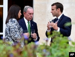 French President Emmanuel Macron, right, Paris Mayor Anne Hidalgo and former New York Mayor Michael Bloomberg talk during their meeting at the Elysee Palace in Paris, France, June 2, 2017.