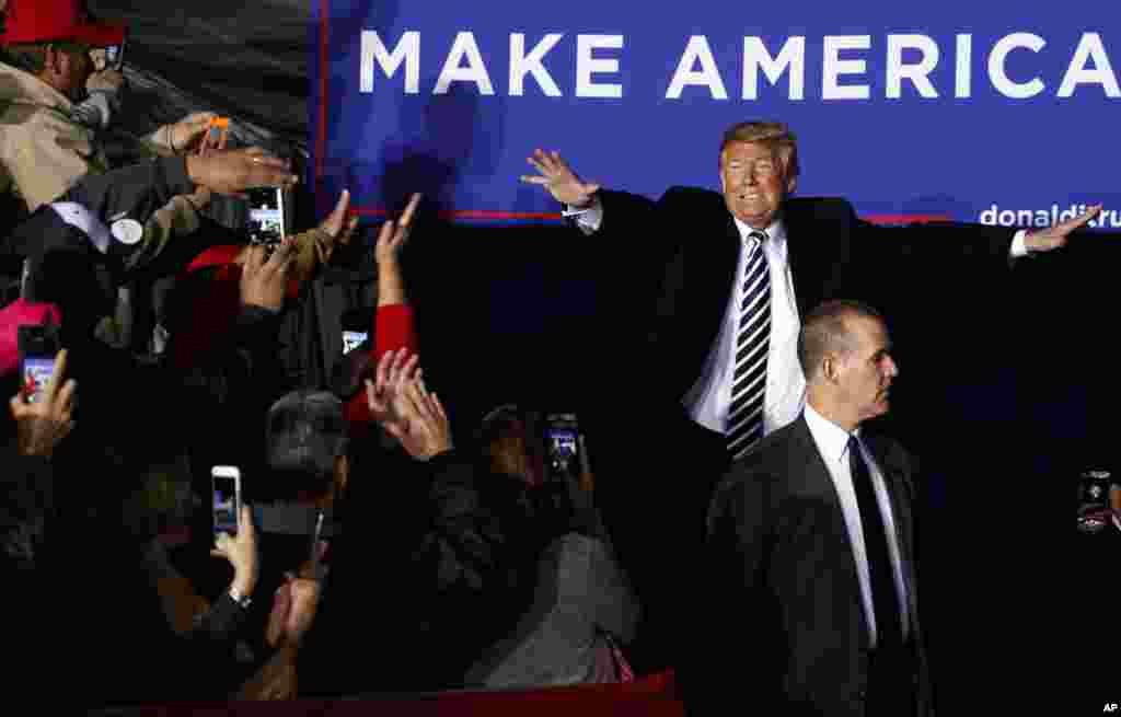 중간선거를 앞둔 주말 전 도널드 트럼프 미국 대통령이 미주리주 컬럼비아에서 선거유세집회를 열고 있다.