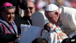教宗方济各在墨西哥圣克里斯托瓦尔代拉斯卡萨斯亲吻一名婴孩。（2016年2月15日）