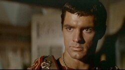Джон Гэвин в роли Юлия Цезаря в пеплуме "Спартак" 1960 года