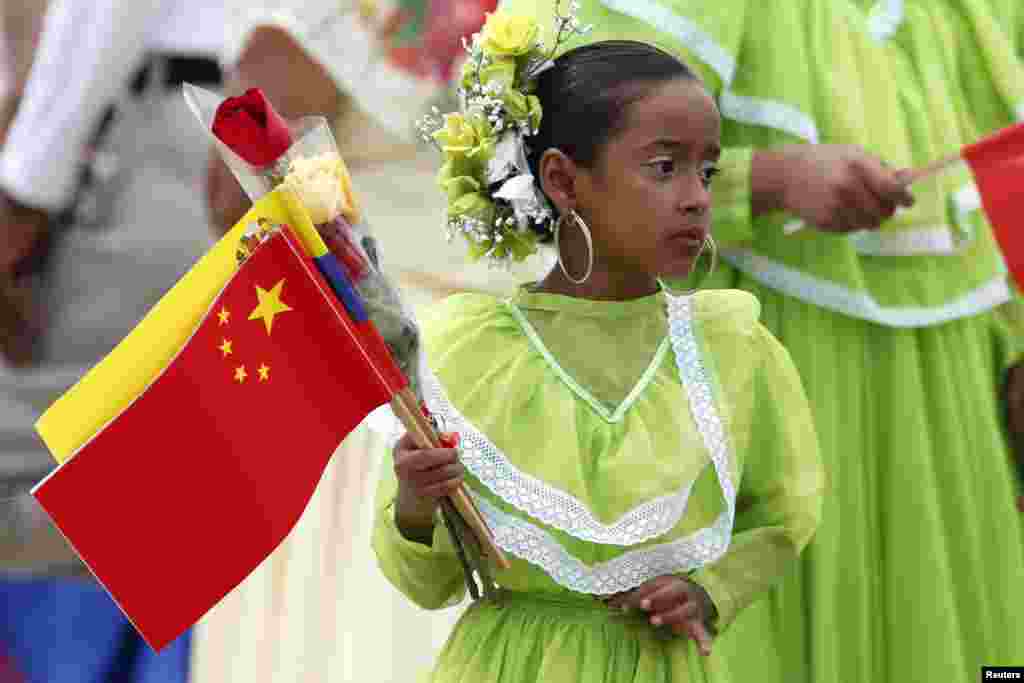 A Venezuelan child welcomes China&#39;s President Xi Jinping at Simon Bolivar airport, in Caracas, July 20, 2014.