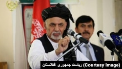 Tổng thống Afghanistan Ashraf Ghani bị chỉ trích vì đã đồng ý tham dự tiến trình hòa bình và hòa giải tại Pakistan, nêu lý do là Islamabad ủng hộ chiến dịch bạo động của Taliban tại Afghanistan.