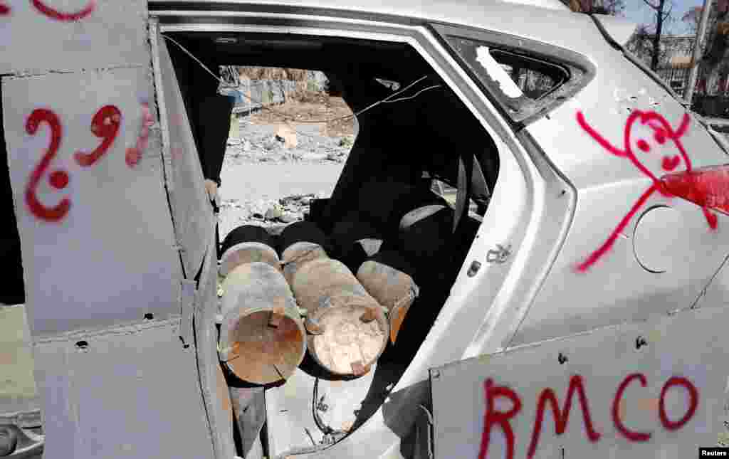 خود کُش حملے میں استعمال ہونے والی گاڑی کے اندر بم رکھے نظر آرہے ہیں جنہں ناکارہ بنا دیا گیا ہے