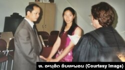 ທ່ານ ອານຸສິດ ອິນທະພອນໃນພິທີຕ່າງງານກັບພັນລະຍາຂອງເພິ່ນທີ່ຫາກໍ່ມາຈາກລາວ ຢູ່ສານແຫ່ງນຶ່ງໃນລັດເພັນຊີລວາເນຍ