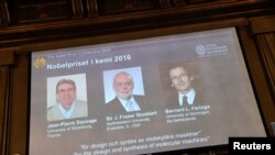 Imagem dos vencedores: Jean-Pierre Sauvage, J Fraser Stoddart e Bernard L Feringa, na conferência de imprensa, Estocolmo, Suécia, 5 Outubro, 2016 