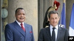 French President Nicolas Sarkozy, left, welcomes Congolese President Denis Sassou Nguesso upon his arrival at the Elysee Palace, 26 Apr 2010 (file photo)