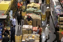 Orang-orang berbelanja di sebuah supermarket di Beirut, Maret 2021.