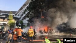 Pemadam kebakaran berupaya memadamkan api karena ledakan di Gereja Pantekosta.